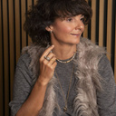 Oryginalny, otwarty pierścień wysadzany kryształkami. DWA PLUS DWA