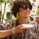 Pozłacane kolczyki wiszące w formie obłych trójkątów. DAJ MI TĘ NOC