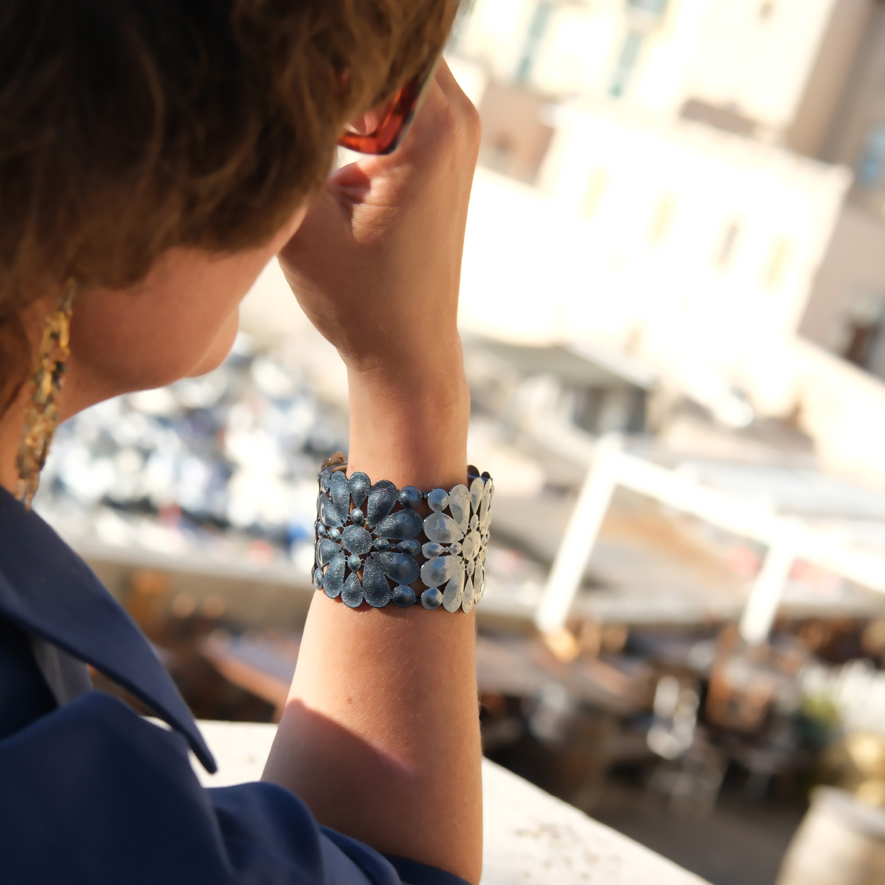 Szeroka zlocona bransoletka z niebieskimi kwiatami. GIARDINO SEGRETO