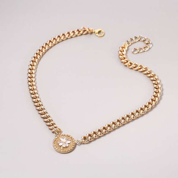 Pozłacany wisior z zawieszką z kwiatkiem z cyrkonii. AMELIA