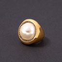 Pozłacany pierścionek z perłą w oprawie z kryształków. ŚWIEĆ JAK SYRIUS