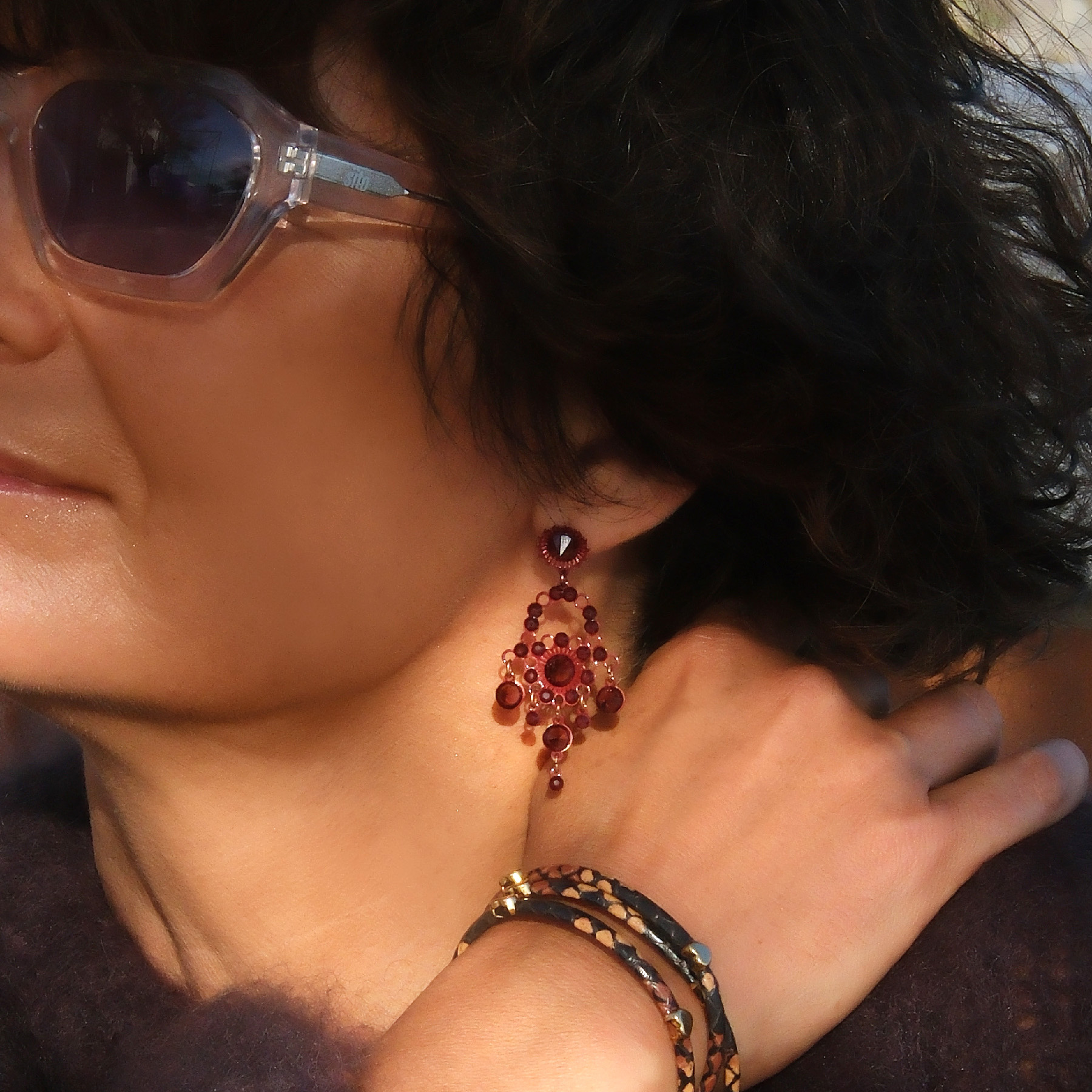 Kolczyki z rozetą i kwiatkiem z kryształami w kolorze cabernet. BUKIET AMARONE