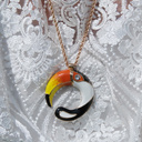 Pozłacany wisior z zawieszką z kolorowym tukanem. GŁOS TROPIKÓW