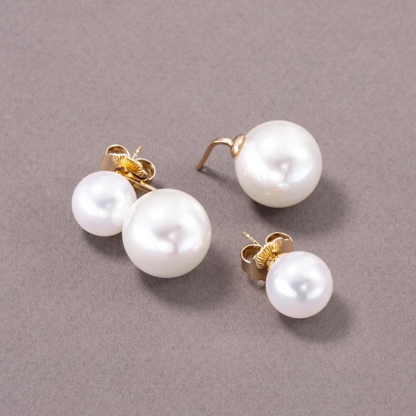 Pozłacane kolczyki z białymi szklanymi perłami Majorka. NOŚ PO SWOJEMU