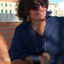 Naszyjnik z rozetą i kwiatem z kryształów i czarnych płatków . WITRAŻE MARZEŃ