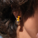 Pozłacane kolczyki wiszące z emaliowaną pszczółką. MIÓD NA USZY