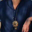 Naszyjnik z rozetą i kwiatem z kryształów i czarnych płatków . WITRAŻE MARZEŃ