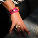 Otwarty pozłacany pierścień z białą emalią i cyrkoniami. UNO BIANCO