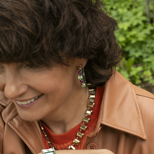 Lśniące kolczyki koła z kolorowych kryształów. W RYTMIE CZACZY