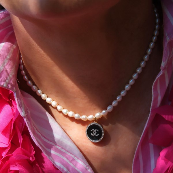 Krótki naszyjnik z pereł z czarnym guzikiem z cyrkoniami. PERŁA CZASU