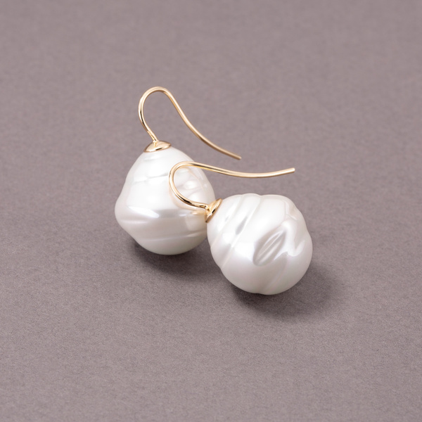 Pozłacane kolczyki z białą szklaną perłą Majorka. ZAKLĘTA KROPLA