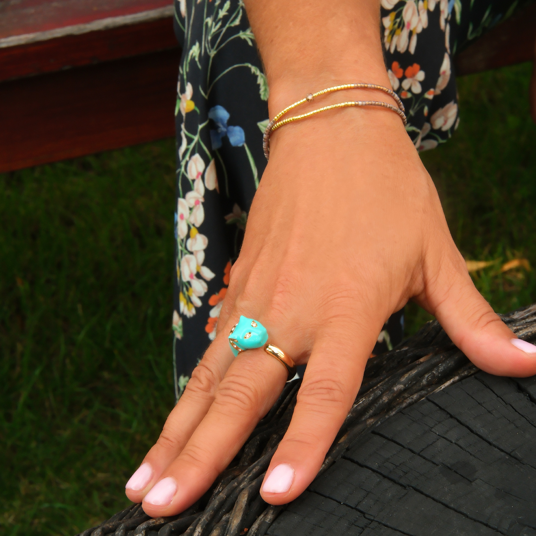 Otwarty pozłacany pierścionek z turkusową głową pantery. DZIKA ROZKOSZ