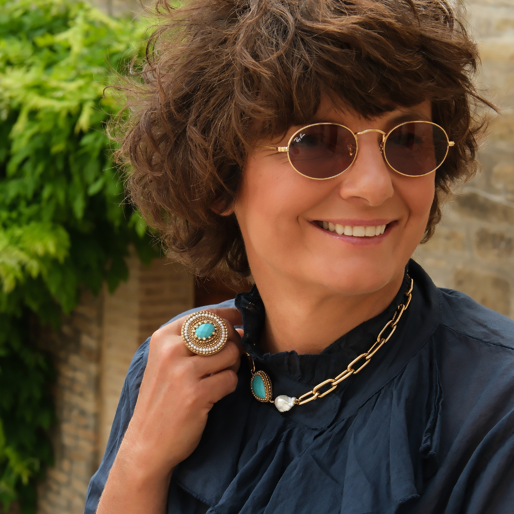 Pozłacany pierścień z błękitnym oczkiem i perełkami. KASIA