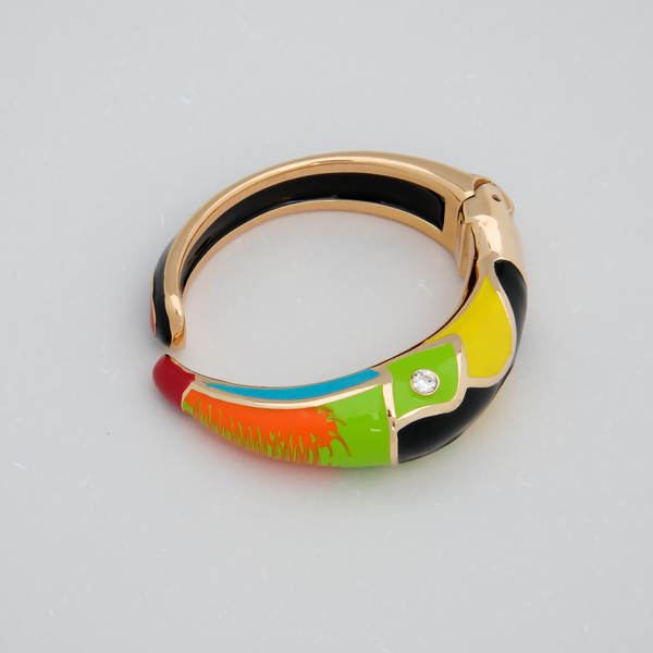 Pozłacana bransoletka z motywem kolorowego tukana. ŻYJ KOLOROWO
