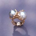 Pozłacany pierścionek z białą i srebrną perłą w oprawie. LUCCE DELLA LUNA