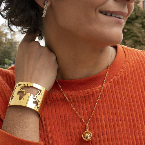 Wisiorek na łańcuszku z zawieszką z kulą ziemską. PODRÓŻ DO MARZEŃ