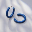 Pozłacane kolczyki koła emaliowane na granatowo. EMMA