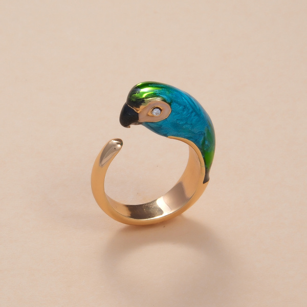 Otwarty złocony pierścionek z kolorową głową papugi. ALEXANDRETTA