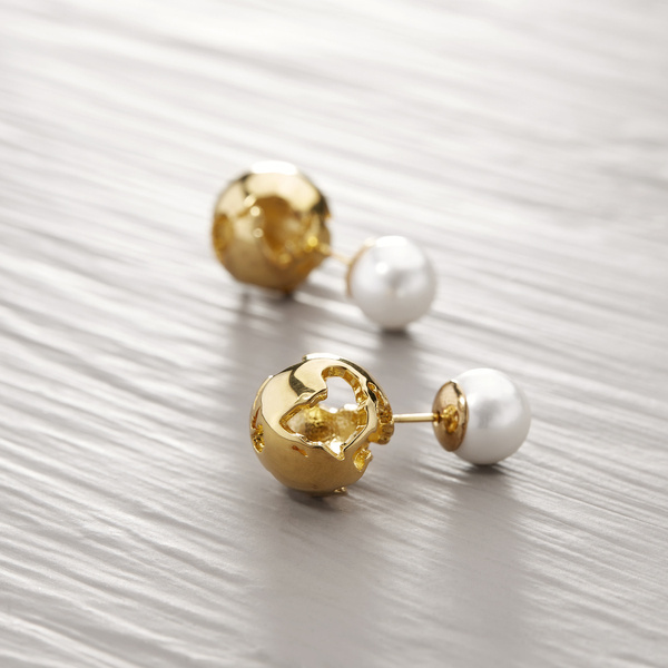 IN ORBIT. Stud earrings