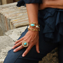 Pozłacany pierścień z błękitnym oczkiem i perełkami. KASIA