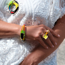 Pozłacana bransoletka z motywem kolorowego tukana. ŻYJ KOLOROWO