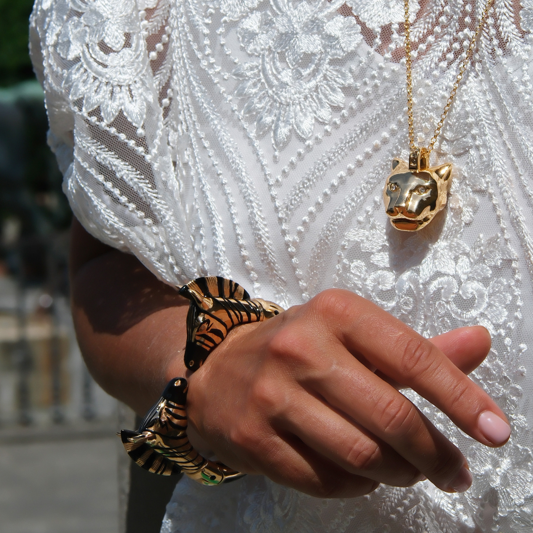 Pozłacany wisiorek z zawieszką z głową pantery i cyrkoniami. KSIĘŻNA DŻUNGLI