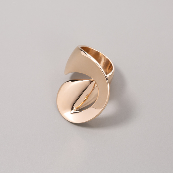 Pozłacany pierścionek w formie znaku nieskończoności. INFINITI