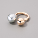Pozłacany pierścionek z brązu ze srebrną perłą i kulką. VENTO D'ARGENTO