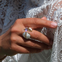 Otwarty pozłacany pierścień z białą emalią i cyrkoniami. UNO BIANCO