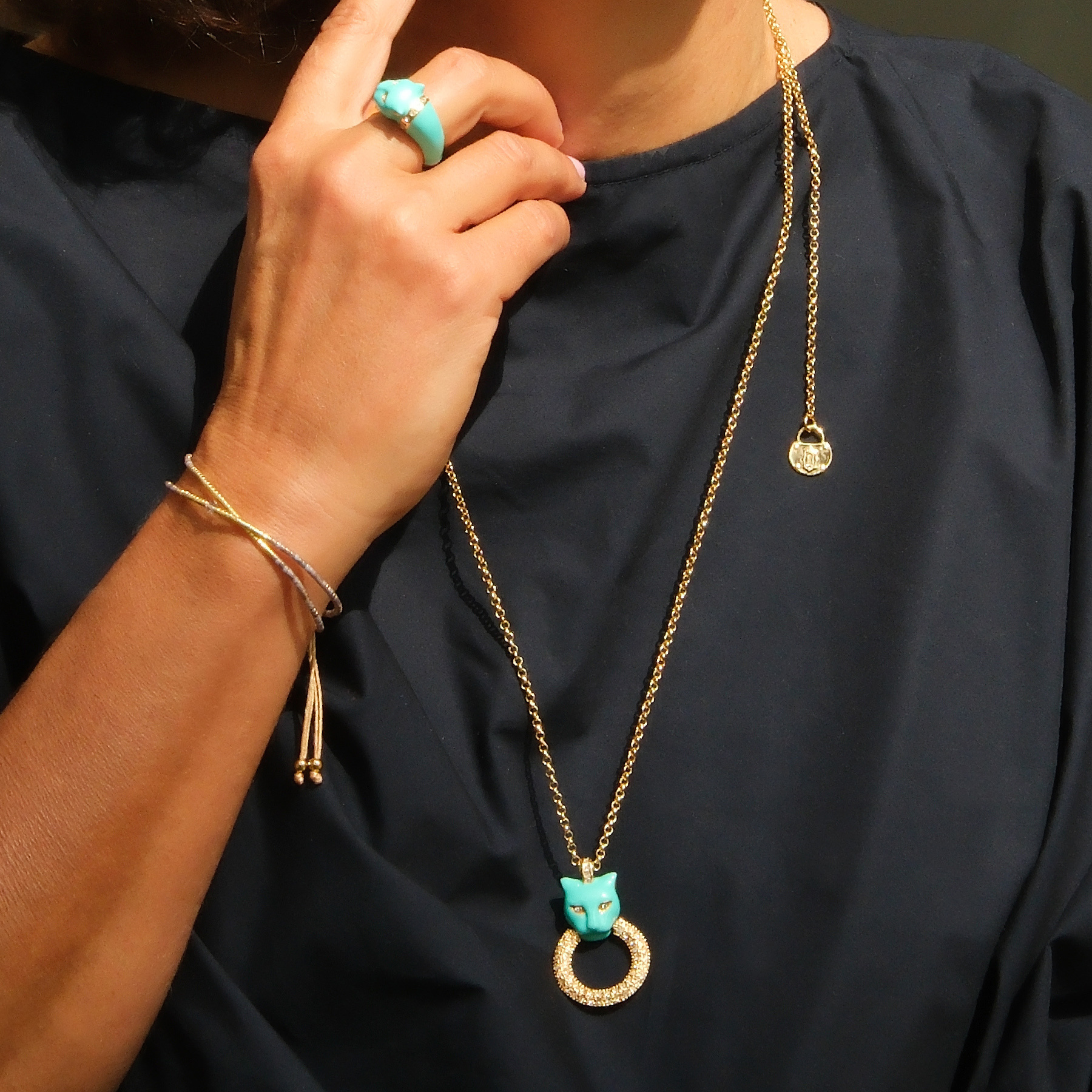 Otwarty pozłacany pierścionek z turkusową głową pantery. DZIKA ROZKOSZ