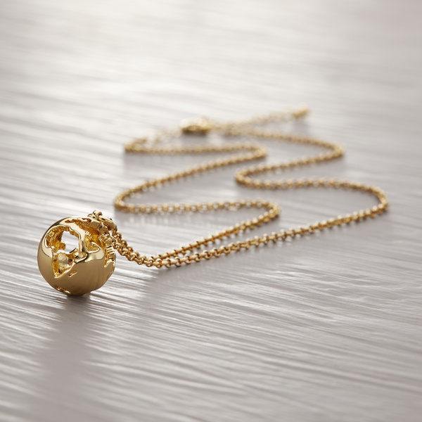 Wisiorek na łańcuszku z zawieszką z kulą ziemską. PODRÓŻ DO MARZEŃ