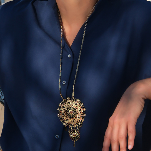 Naszyjnik z rozetą i kwiatem z kryształów i czarnych płatków . WITRAŻE MARZEŃ