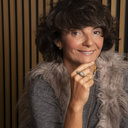 Oryginalny, otwarty pierścień wysadzany kryształkami. DWA PLUS DWA