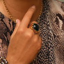 Pozłacany pierścionek z kryształem w morskim odcieniu. MEDIOLAN NOCĄ