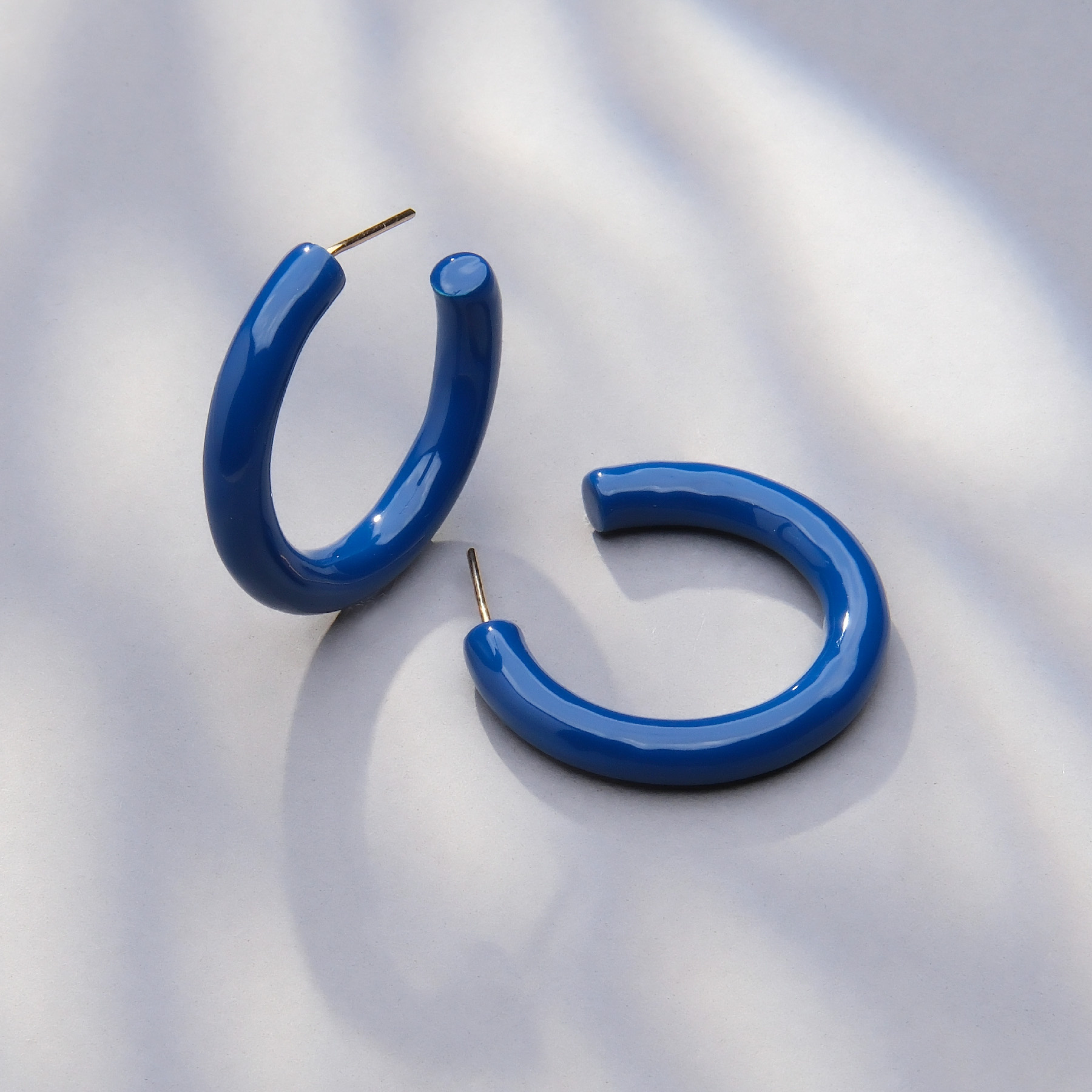 Pozłacane kolczyki koła emaliowane na granatowo. EMMA