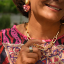 Średniej szerokości pierścionek z pozłacanych ogniw ze stali. CENTRE POMPIDOU