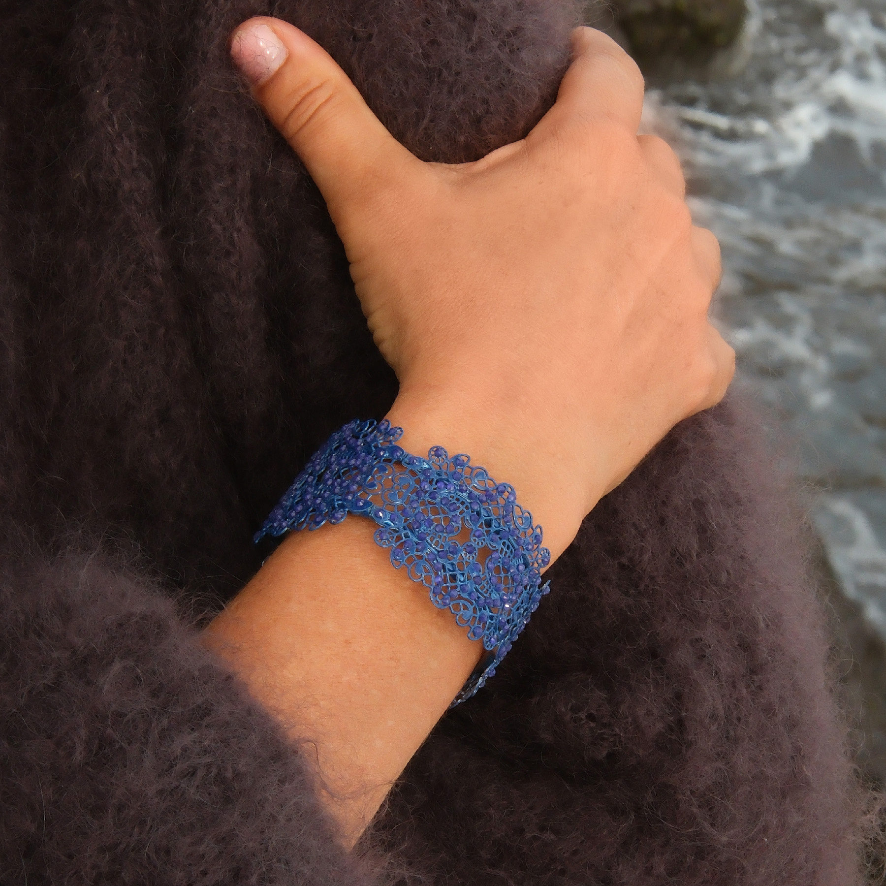 Elastyczna kobaltowa bransoletka a la koronka. CANALE GRANDE