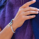 Bransoleta w srebrze z białymi i niebieskimi kryształkami. JESTEM NIEZALEŻNA 