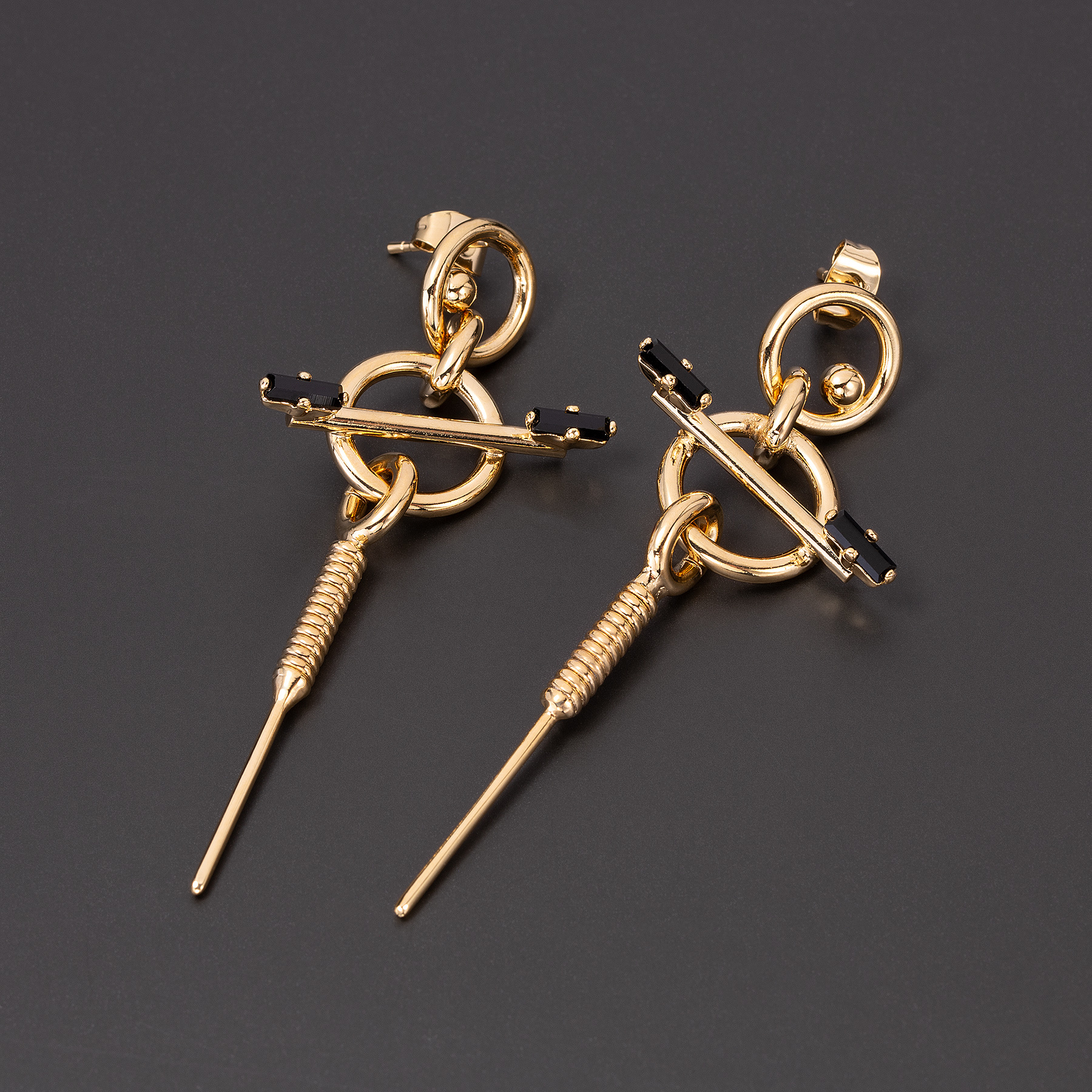 Pozłacane kolczyki z dwoma czarnymi kryształkami. FEMMES EN NOIR