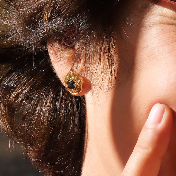 Złocone kolczyki z czarnym i szampańskimi kryształkami. ZŁOTE ŚWIATŁO