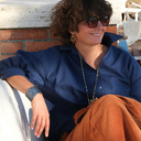 Kolczyki z czarnymi płatkami i kryształkami w tonie cabernet. KOCHA LUBI SZANUJE