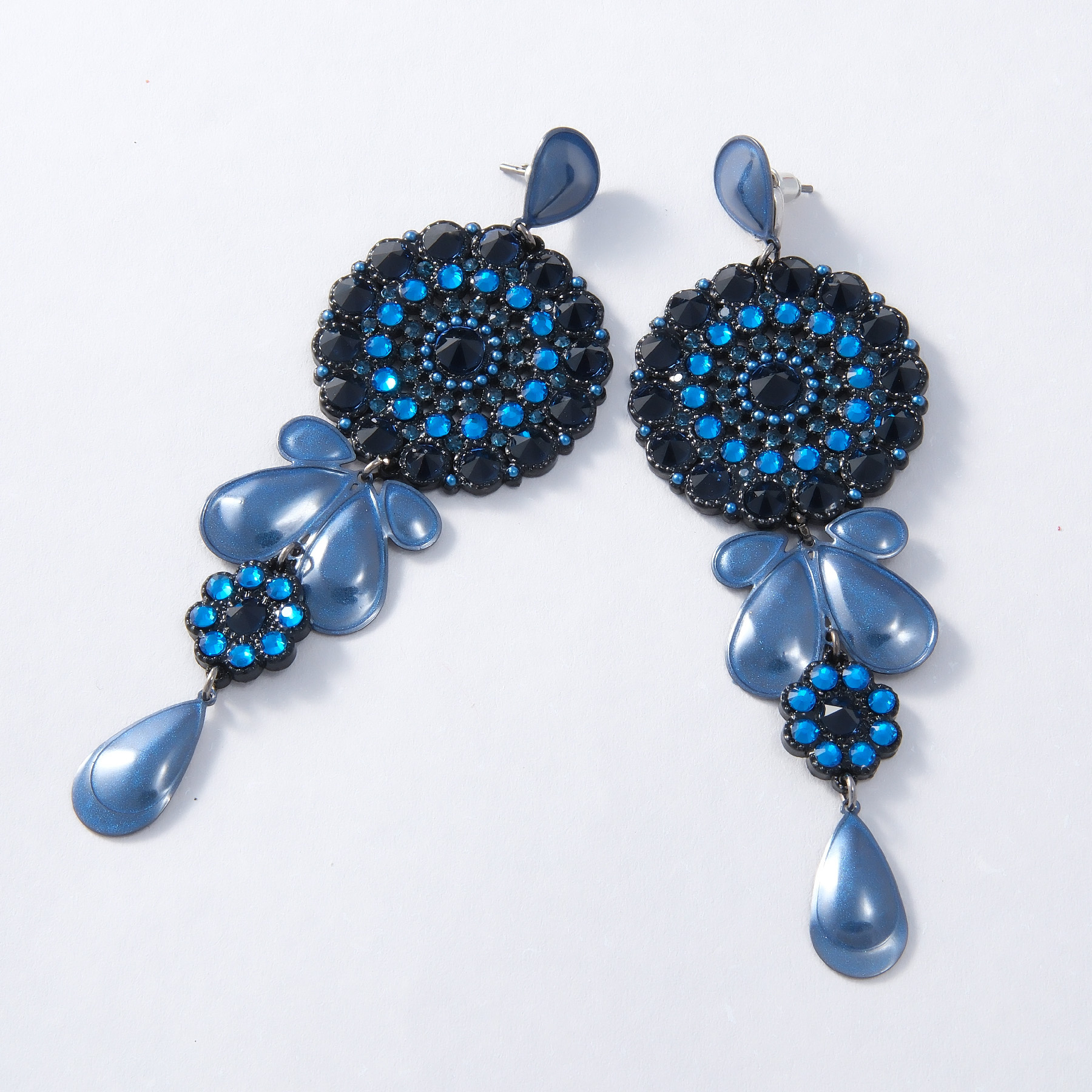 Kolczyki rozety z kobaltowych kryształów z kroplami. LA FORMA DELL ACQUA