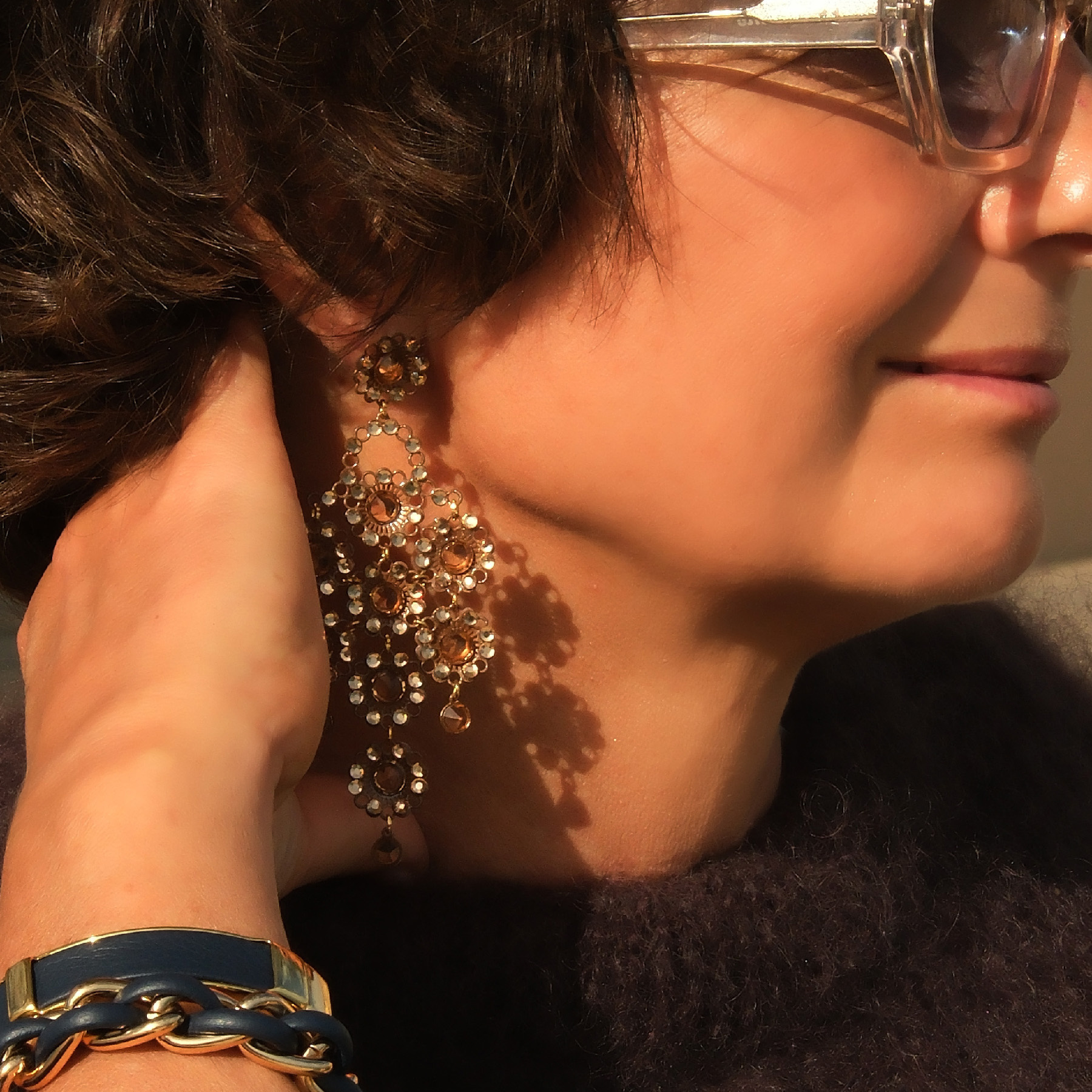 Kolczyki z motywem kwiatków z szampańskimi kryształami. MASKA ARLECCHINA