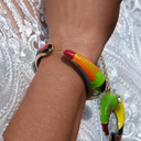 Pozłacana bransoletka z motywem kolorowego tukana. ŻYJ KOLOROWO