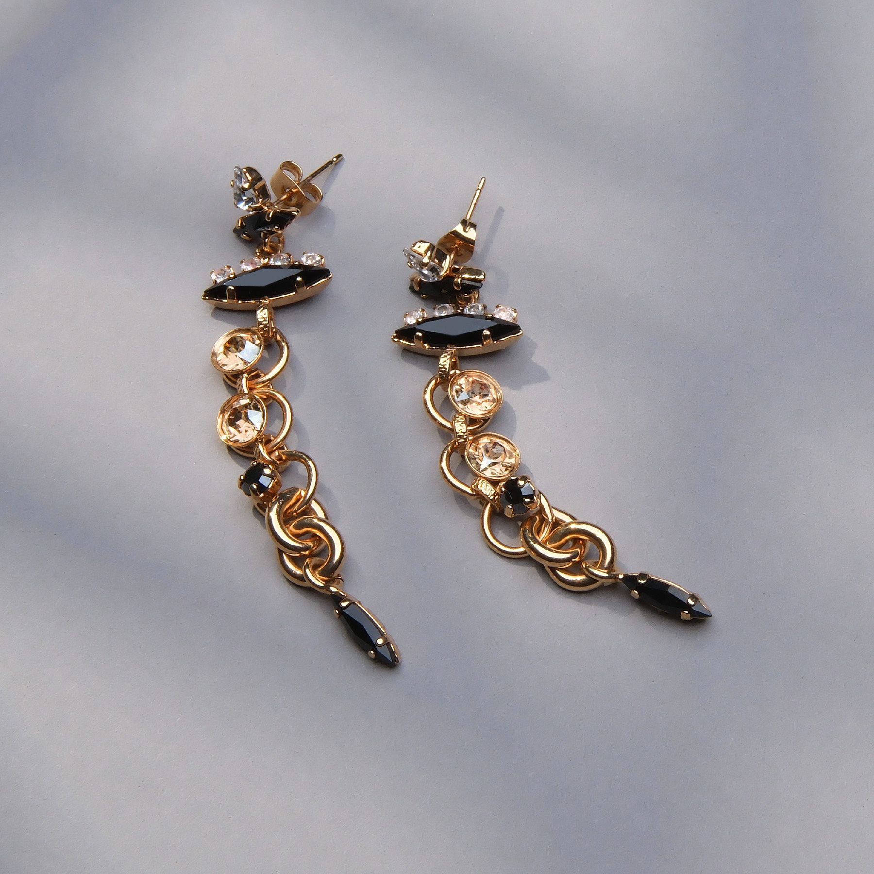 Złocone kolczyki z czarnymi i szmpańskimi kryształami. SZAMPAN I NOC