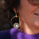 Złocone kolczyki koła z białym i niebieskimi kryształami. CIAŁA NIEBIESKIE