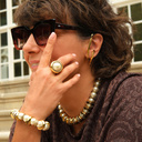 Pozłacany pierścionek z perłą w oprawie z kryształków. ŚWIEĆ JAK SYRIUS