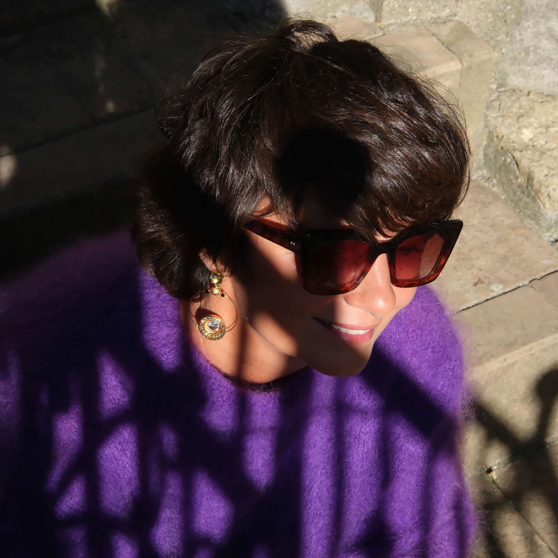 Złocone kolczyki koła z białym, morskim i szarymii kryształami. DROGA WENUS