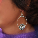 Małe srebrzone kolczyki z białym i czarnymi kryształami. AURORA KSIĘŻYCA