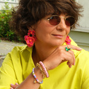 Kolczyki w kształcie różówych kwiatów na złoconym drucie. RAJSKA ŁĄKA